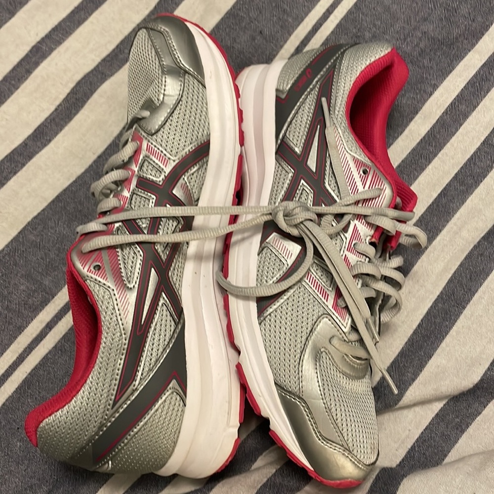 ASICS women sneaker- size 9.5 LIKE NEW